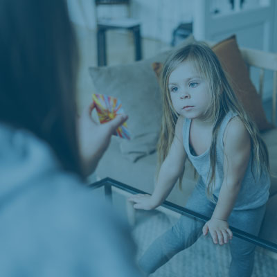 Criança em sessão lúdica de psicoterapia infantil